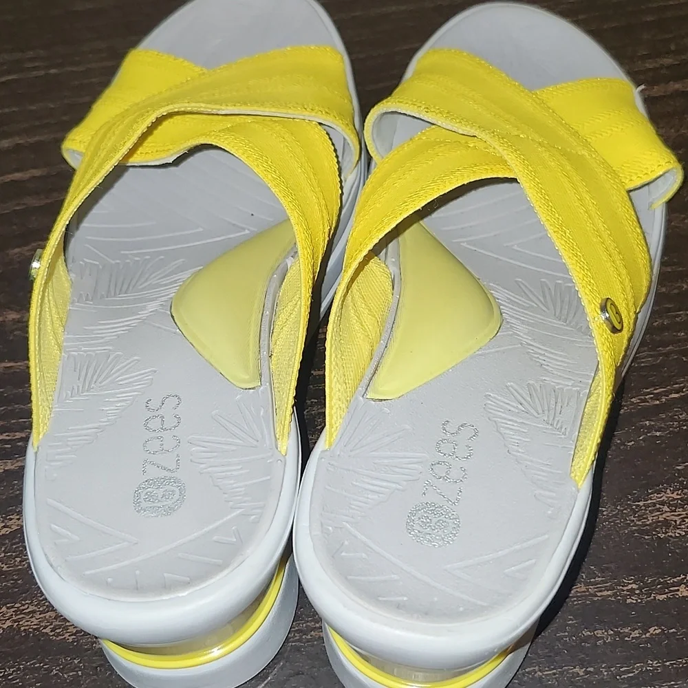 Bzees Vista Womens X-Strap Wedge Sandals Slides Yellow Fabric Size 9W